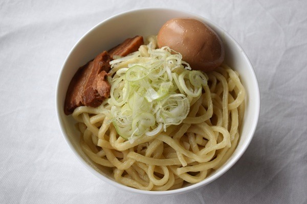 太麺と特製のタレがヤミツキ！【油そば】