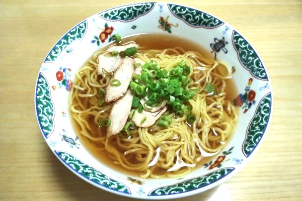 これから夏本番、冷たい中華そばはいかがですか？冷蔵肉中華（タレ・鶏肉付き）