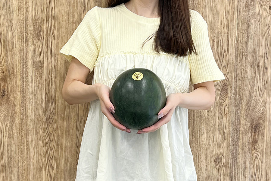 尾花沢の黒小玉すいか2玉"/